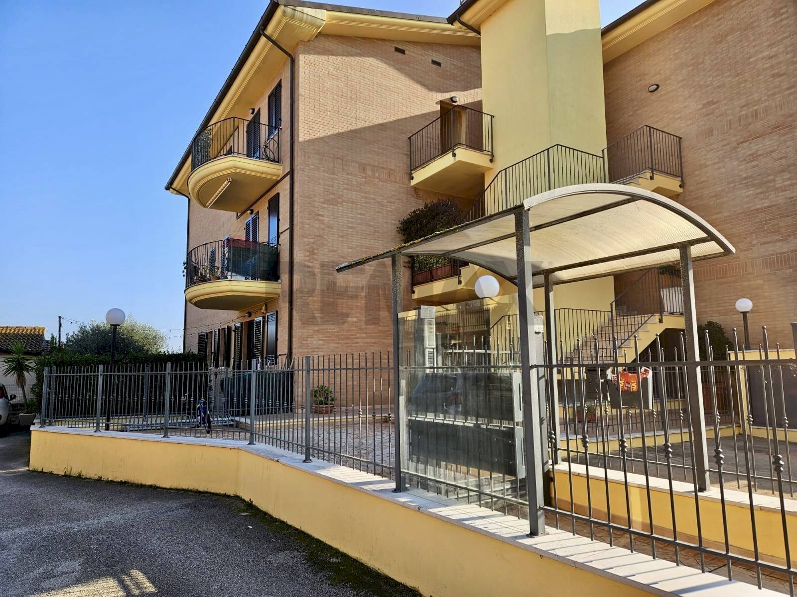 Edificio all\'aperto - Trilocale CONTRADA CANALE
 
12, Fermo - foto 1