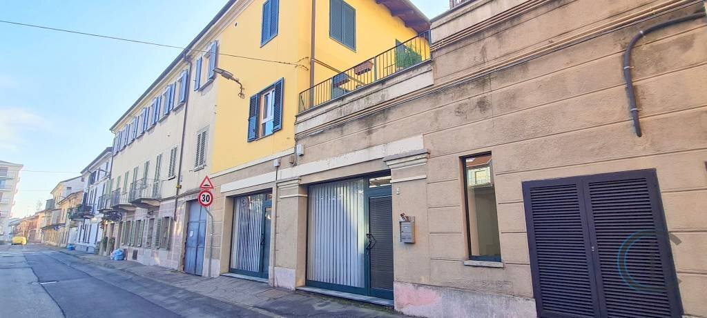 Facciata - Negozio via Benedetto Cairoli, 4, Chivasso - foto 1