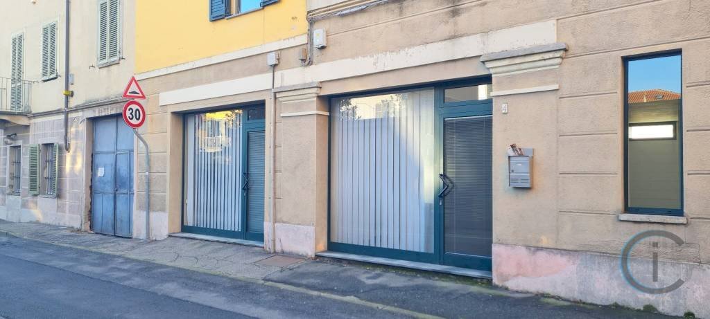 Facciata - Negozio via Benedetto Cairoli, 4, Chivasso - foto 2