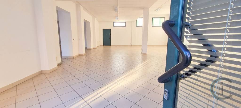 Ingresso - Negozio via Benedetto Cairoli, 4, Chivasso - foto 3