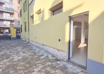 Cortile interno - Shop via Benedetto Cairoli, 4, Chivasso - photo 10