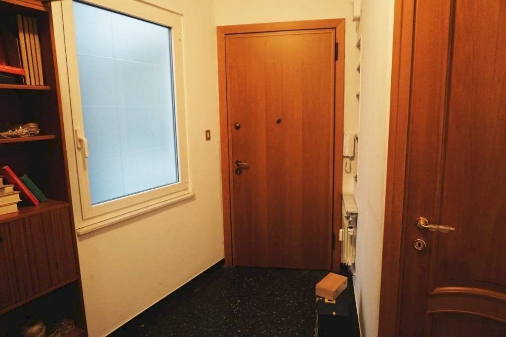 Ingresso - Trilocale corso Luigi Andrea Martinetti, 37, Genova (zona Sampierdarena) - foto 2