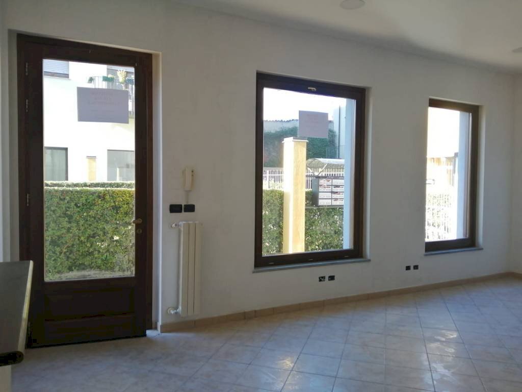 Interno non residenziale - Negozio via Vigone, 47, Pinerolo - foto 1