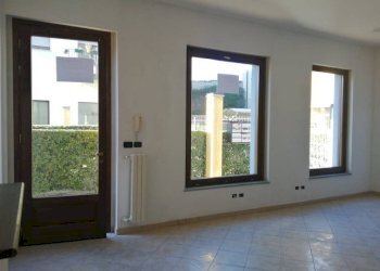 Interno non residenziale - Negozio via Vigone, 47, Pinerolo - foto 1