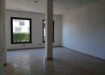 Interno non residenziale - Negozio via Vigone, 47, Pinerolo - foto 3