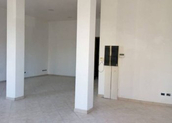 Interno non residenziale - Negozio via Vigone, 47, Pinerolo - foto 4