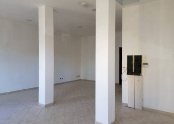 Interno non residenziale - Negozio via Vigone, 47, Pinerolo - foto 5