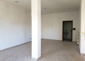 Interno non residenziale - Negozio via Vigone, 47, Pinerolo - foto 6