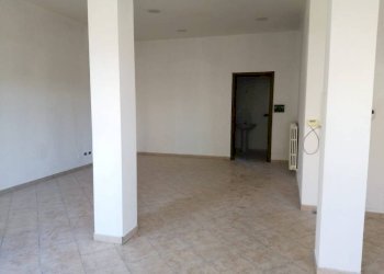Interno non residenziale - Negozio via Vigone, 47, Pinerolo - foto 7