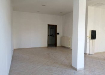 Interno non residenziale - Negozio via Vigone, 47, Pinerolo - foto 9
