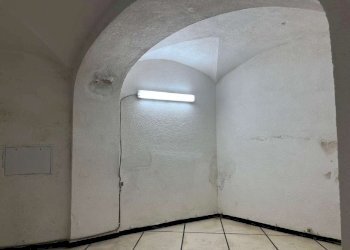 negozio locale commerciale genova centro storico v - Commercial Premises via di Scurreria, Genova (neighborhood Centro Storico) - photo 3