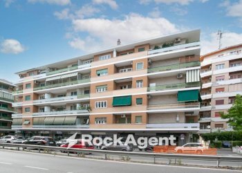 Facciata - Negozio via Anastasio II, 159, Roma - foto 22