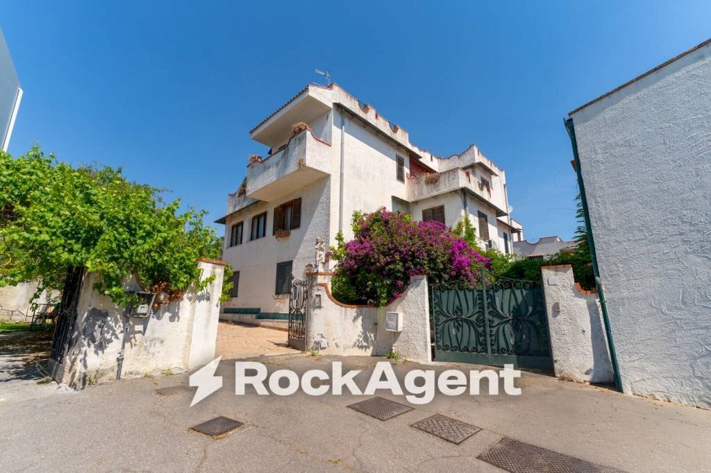Cortile interno - Villa via Vampolieri, 31, Aci Catena - foto 3