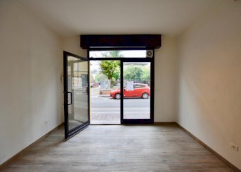 4 Vista verso la strada.jpg - Commercial Premises Via G. Matteotti 102, San Pietro in Casale - photo 1