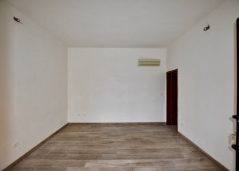 2 Vista interna.jpg - Commercial Premises Via G. Matteotti 102, San Pietro in Casale - photo 3