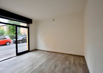 3 Vista verso la strada.jpg - Commercial Premises Via G. Matteotti 102, San Pietro in Casale - photo 4