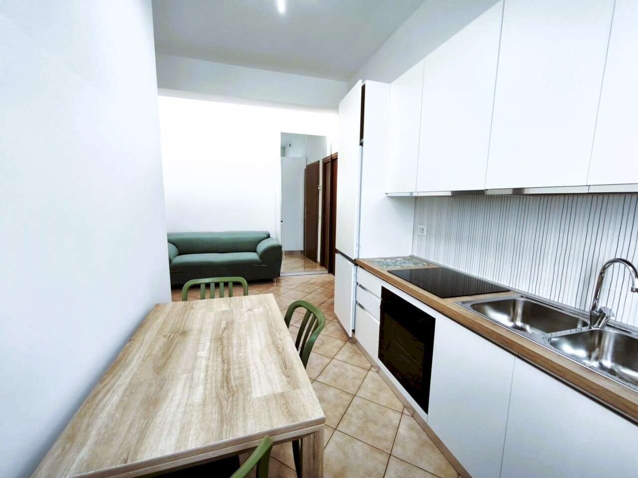 Soggiorno con cucina a vista - Monolocale Via Roberto Bellarmino 13/1, Milano (zona Città Studi) - foto 2