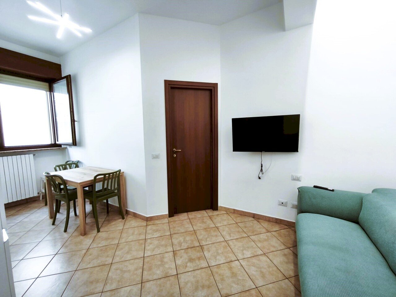 Soggiorno con cucina a vista - Monolocale Via Roberto Bellarmino 13/1, Milano (zona Città Studi) - foto 3