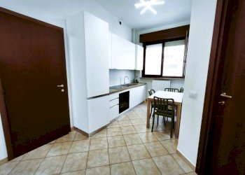 Soggiorno con cucina a vista - Monolocale Via Roberto Bellarmino 13/1, Milano (zona Città Studi) - foto 1