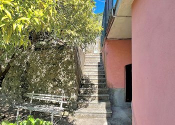 ACCESSO AL PIANO PRIMO E TERRENO - Copia - Independent house Via del Piano 30, Avegno - photo 5