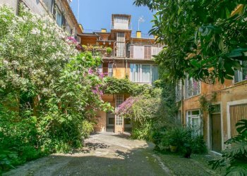 Cortile interno - Three-room apartment via della Lungara, 18, Roma (neighborhood Trastevere) - photo 2