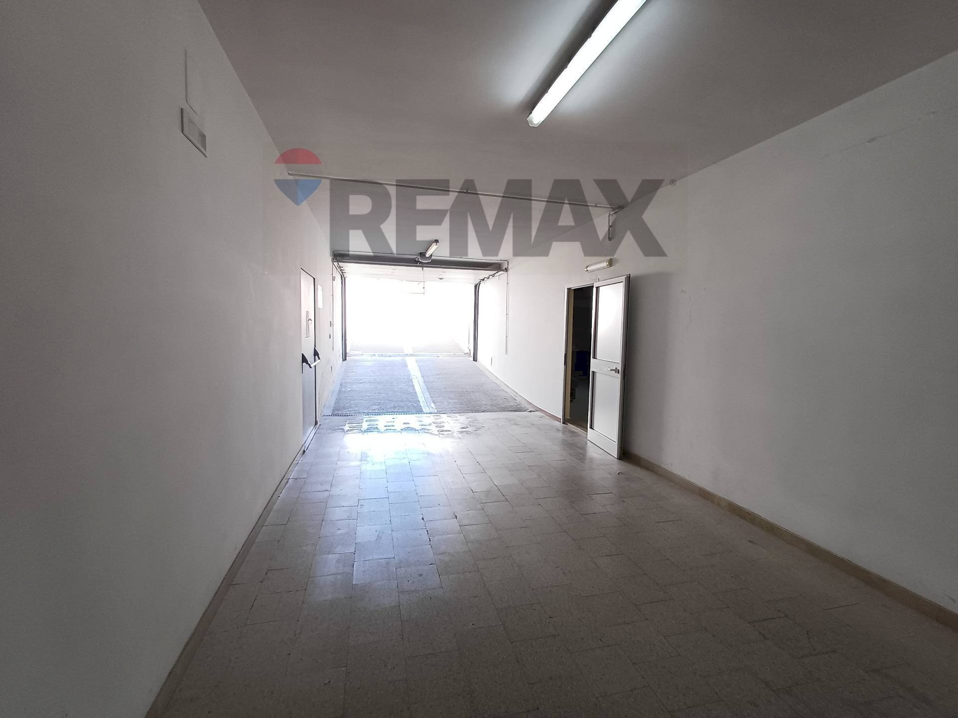 Hall / corridoio - Warehouse Via Giovanni da Verrazzano
 
9, Manfredonia - photo 3