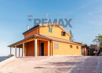 Casa all\'aperto - Villa Via Salemi Pennisi
 
48/50, Aci Sant'Antonio - foto 1