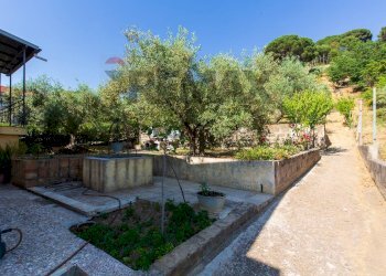 Giardino - Casa semi indipendente Contrada Rasalgone
 
snc, Piazza Armerina - foto 3