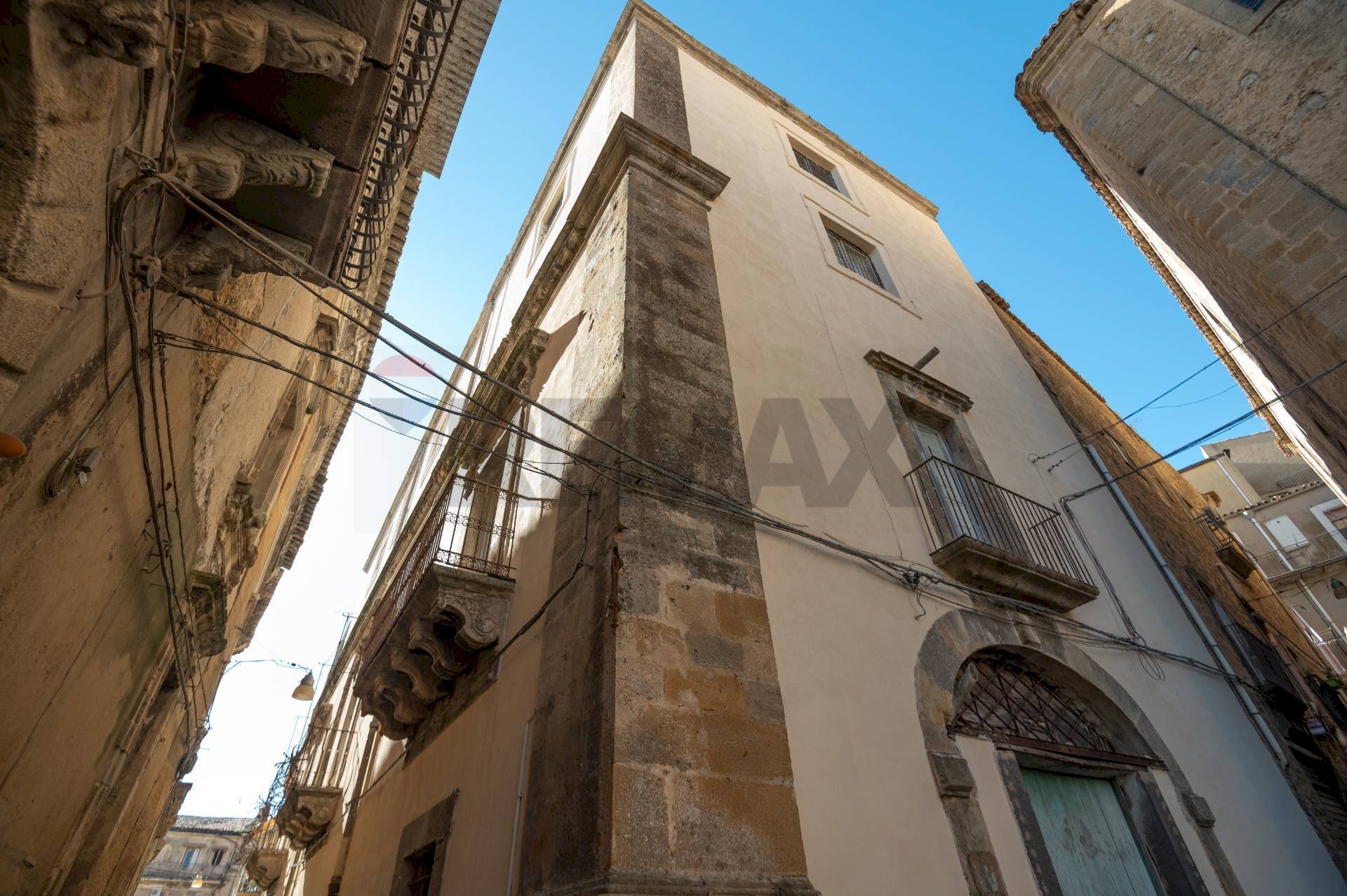 Edificio all\'aperto - Casa indipendente Via Santissimo Salvatore
 
12, Caltagirone - foto 1
