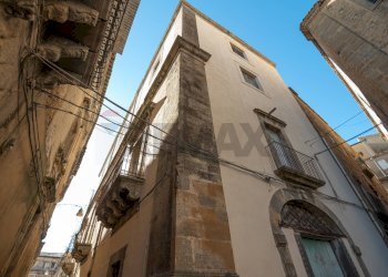 Edificio all\'aperto - Casa indipendente Via Santissimo Salvatore
 
12, Caltagirone - foto 1
