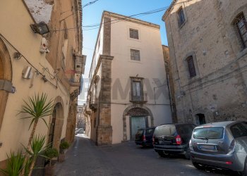 Edificio all\'aperto - Casa indipendente Via Santissimo Salvatore
 
12, Caltagirone - foto 2