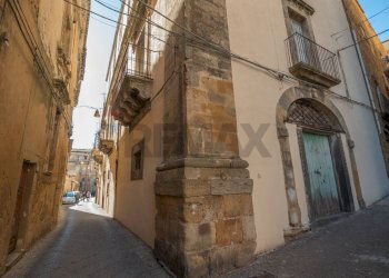 Edificio all\'aperto - Casa indipendente Via Santissimo Salvatore
 
12, Caltagirone - foto 8