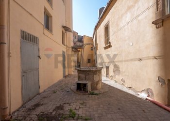 Edificio all\'aperto - Casa indipendente Via Santissimo Salvatore
 
12, Caltagirone - foto 10