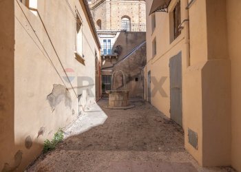 Edificio all\'aperto - Casa indipendente Via Santissimo Salvatore
 
12, Caltagirone - foto 20