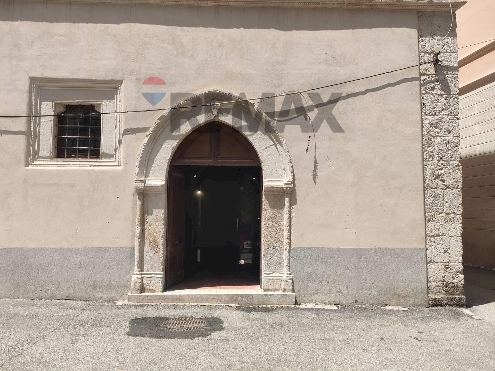 Edificio all\'aperto - Commercial Premises Piazza IX Martiri, L'Aquila - photo 1