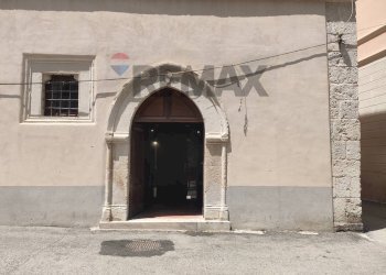 Edificio all\'aperto - Locale Commerciale Piazza IX Martiri, L'Aquila - foto 1
