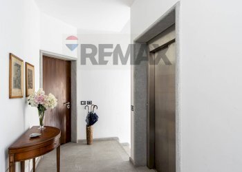 Hall / corridoio - Three-room apartment via monte rosa
 
34, Milano - photo 31