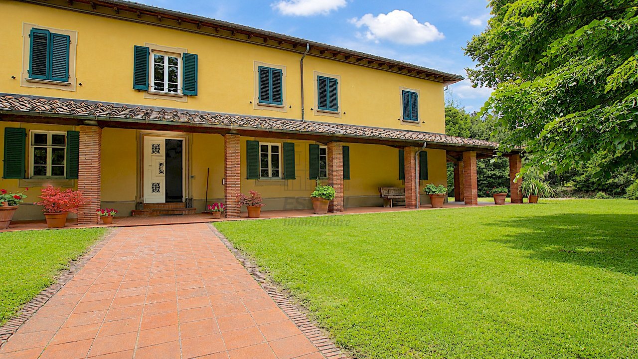 vendesi villa moderna con piscina lucca ChatGPT Im - Villa Via di Tiglio 33, Capannori - foto 3