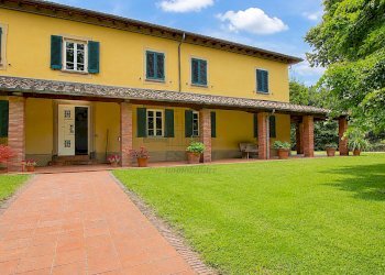 vendesi villa moderna con piscina lucca ChatGPT Im - Villa Via di Tiglio 33, Capannori - foto 3