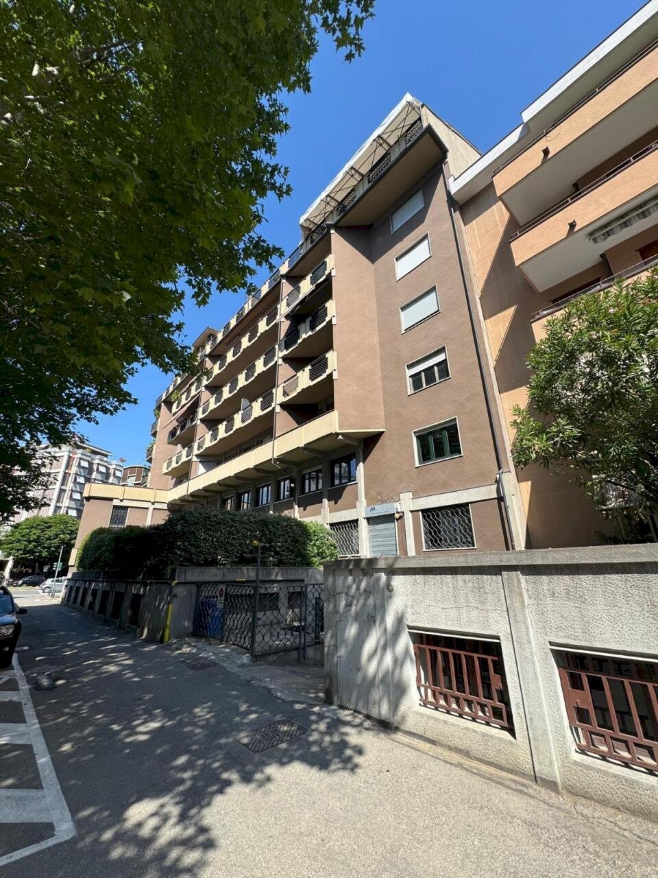 Contesto condominaile - facciata ovest - Bilocale Viale Massenzio Masia 79, Como - foto 3