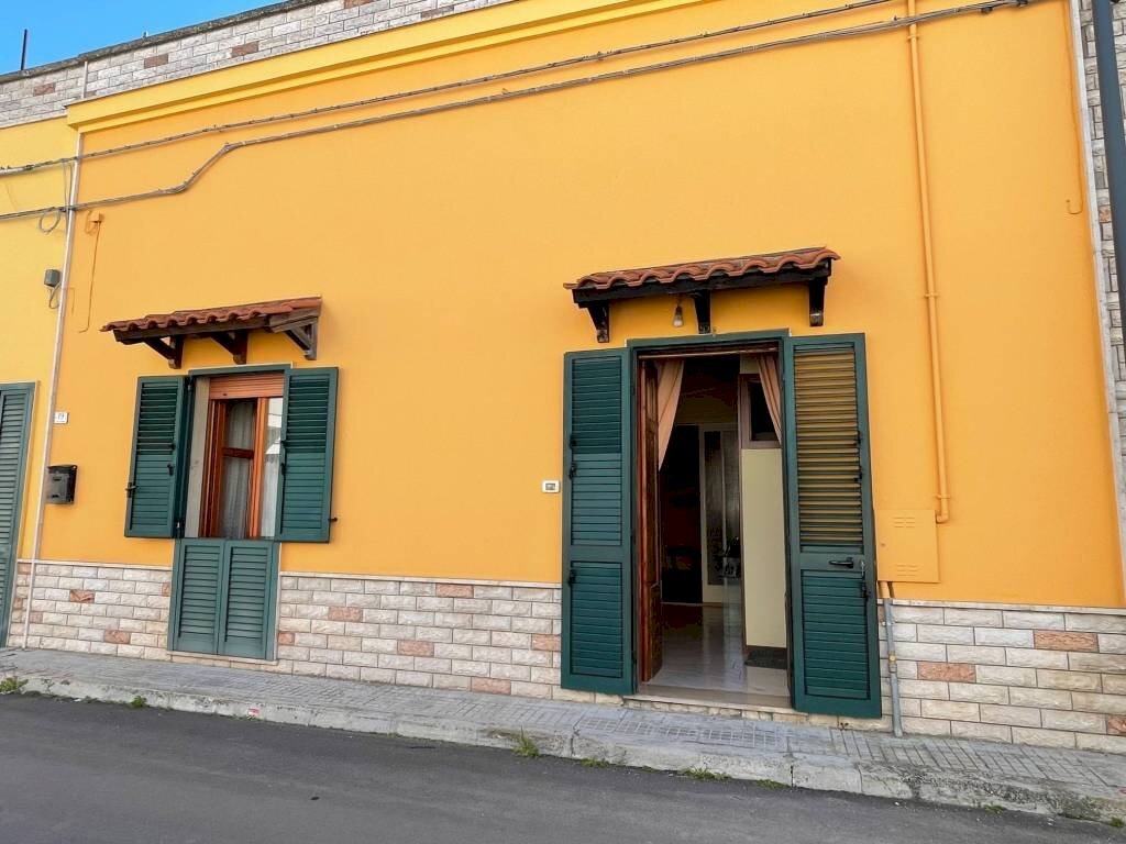 Facciata - Casa indipendente via Giuseppe Verdi, Neviano - foto 1