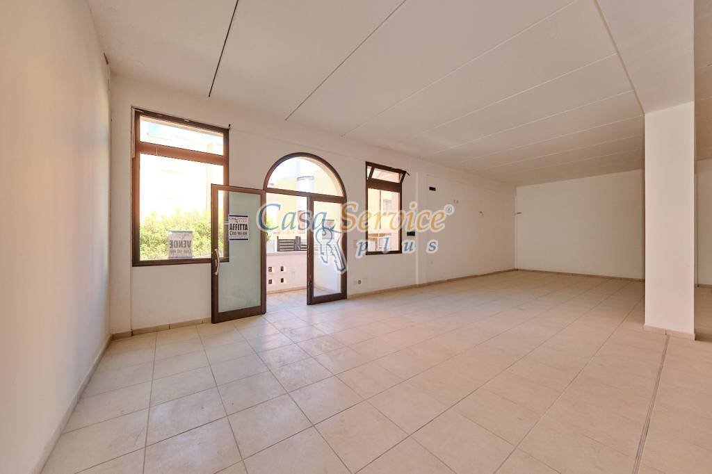 Interno non residenziale - Negozio via Duca delle Puglie, Matino - foto 2