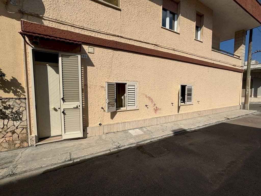Facciata - Casa indipendente via Giuseppe Garibaldi, Matino - foto 2