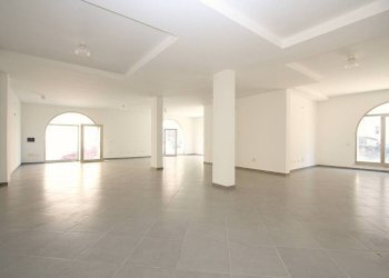 Stanza non arredata - Negozio via Impero, Parabita - foto 1
