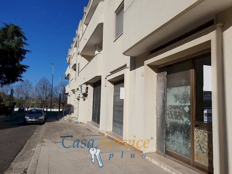 vetrine - Shop via Messina, Matino - photo 1