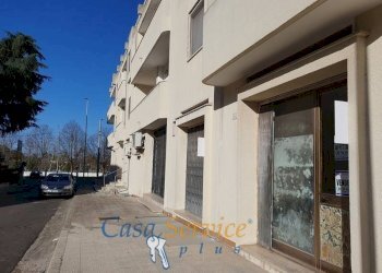vetrine - Shop via Messina, Matino - photo 1