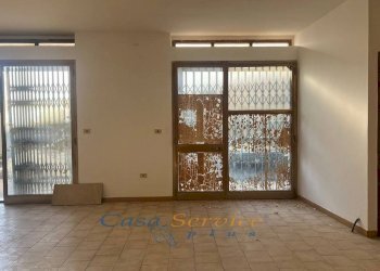 vetrine - Shop via Messina, Matino - photo 5