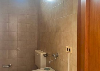 bagno - Shop via Messina, Matino - photo 7
