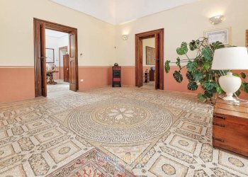 Cortile interno - Casa indipendente via Caracciolo, frazione Torrepaduli, Ruffano - foto 2