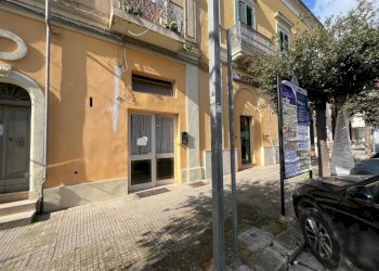 Facciata - Shop via Vittorio Emanuele III, Parabita - photo 3